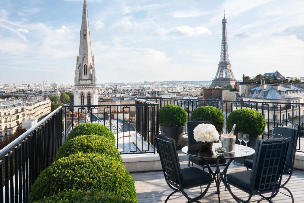 5 Most Famous Hotles Around Eiffel Tower Paris